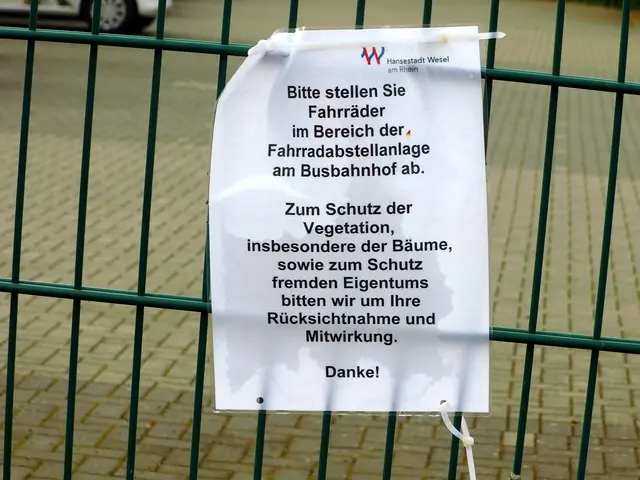 Beschriftetes Papierblatt DIN A4 an Grundstückszaun lapidar angebracht, Hauptbahnhof Wesel. | Foto: Siegmund Walter, 26.03.2026, 9:13 Uhr