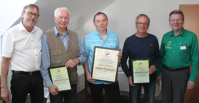 Ernennungen zu Ehrenmitgliedern und Ehrenvorstand (von links): Günther Wolff, Ehrenmitglied Karl Schuster, Ehrenvorstand Günter Wünsch, Ehrenmitglied Karl Gutsmandl und Kreisverbandsmitglied Uli Grasinger. | Foto: Peter Heider