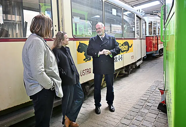 Fritz Faupel führte die Kommunalpolitiker durch die historische Fahrzeugsammlung