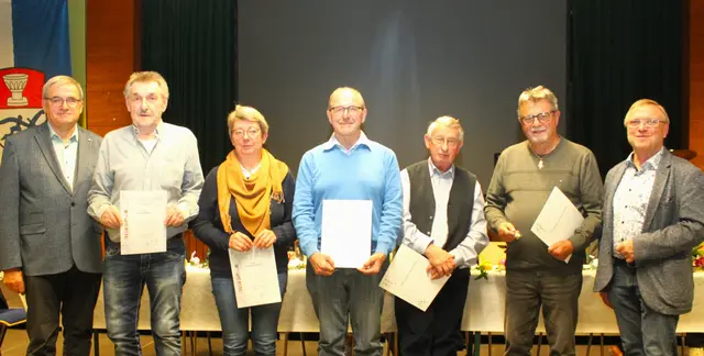 Ehrende und Geehrte beim Obst- und Gartenbauverein Erlingen (von links): Vorsitzender Josef Foag, Gerhard Pfister, Gabriele Rothbauer, Dieter Hörmann, Wolfgang Schwarz, Walter Wolf und dritter Bürgermeister Rudi Helfert. | Foto: Peter Heider