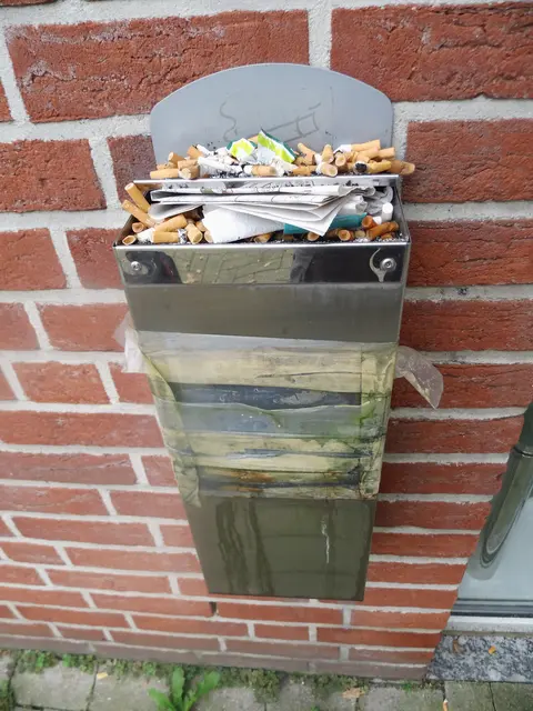 Weit überfüllter Behälter für Zigarettenkippen. Symbolbild zum Beitrag. | Foto: Siegmund Walter, 09.11.2024, 15:13 Uhr