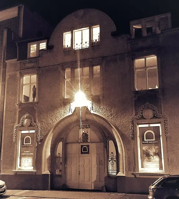 Kunst auf über 1.300 Quadratmetern präsentiert der Mülheimer Kulturort Villa Artis am Ruhrufer der Ruhrtalstadt.  Einst diente das Anwesen auch als Stammhaus der Tengelmann-Gründerfamilie Luise und Wilhelm Schmitz-Scholl, die 1867 hier den Grundstein für den heutigen Weltkonzern legten.
OPNV: "Mülheim-Stadtmitte"
NAVI:   "Delle 54-60"
PARKEN: "Delle" und "CASINO"
EINTRITT &amp; FÜHRUNGEN:  "stets frei" | Foto: Archiv Kunstmuseum Mülheim MMKM