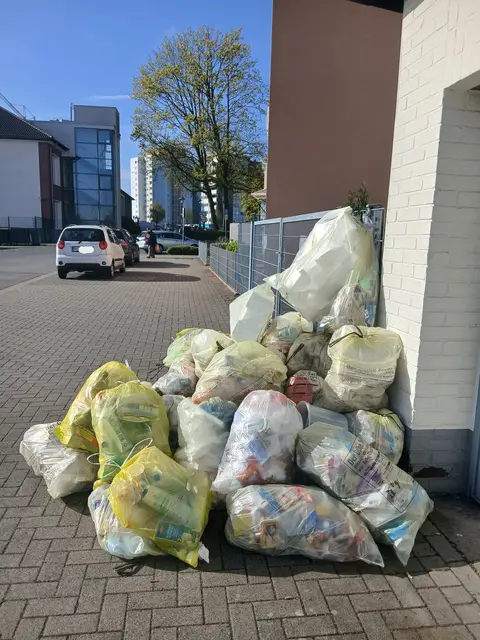 Franz-Etzel-Platz am Weseler Bahnhof (Abfuhrbezirk 7) Hier wurde wohl, der wegen des Feiertags (Karfreitag) vorverlegte Abfuhrtag verpasst.
Sachstand: 01.04.2026, 10:07 Uhr
Der offizielle Abfuhrtermin laut Abfall- &amp; Wertstoffkalender nämlich der 31.03.2026. | Foto: Siegmund Walter, 01.04.2026, 10:07 Uhr