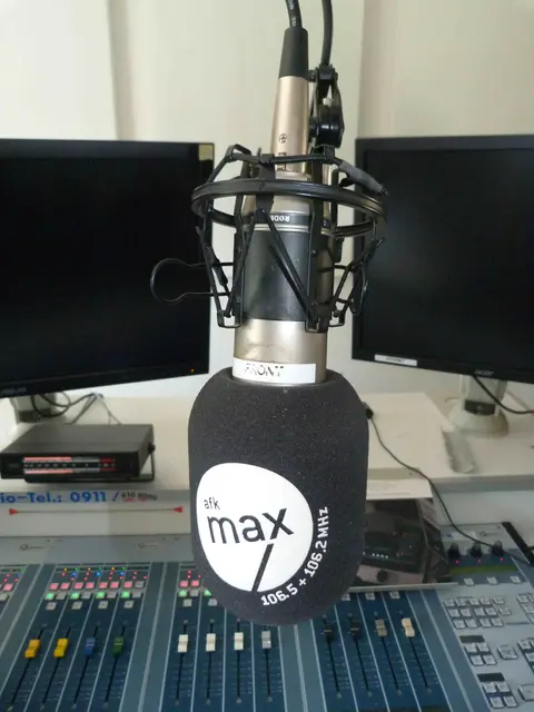 Das Mikrofon von AFK max Radiosender auf 106,5 und 106,2 MHz am Mischpult.  | Foto: Dr. Alexander Hölzle