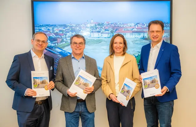 von links: Martin Jenewein (Sparkasse), Josef Hertle, Patricia Hertle und Oberbürgermeister Frank Kunz | Foto: Jan Koenen – Stadt Dillingen