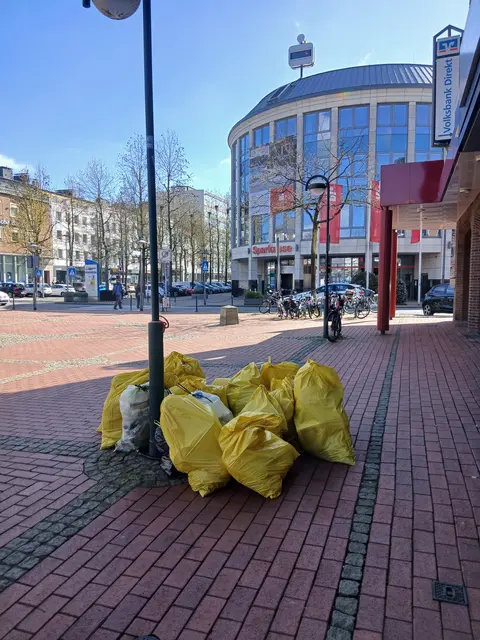 Berliner-Tor-Platz, Innenstadt (Abfuhrbezirk 7) Hier wurde wohl, der wegen des Feiertags (Karfreitag) vorverlegte Abfuhrtag verpasst.
Sachstand: 01.04.2026, 11:58 Uhr
Der offizielle Abfuhrtermin laut Abfall- &amp; Wertstoffkalender nämlich der 31.03.2026.


 | Foto: Siegmund Walter, 01.04.2026, 11:58 Uhr