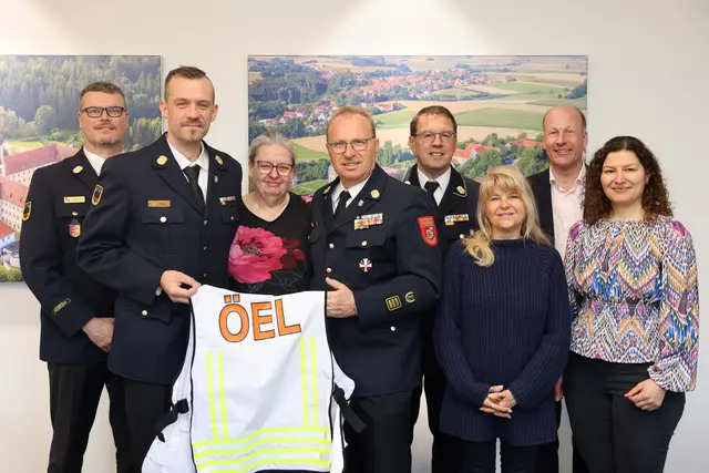 (v. l. n. r.) Kreisbrandrat Christian Kannler, Tom Mair, Heidi Litzel, Günter Litzel, Ehrenkreisbrandrat 
Alfred Zinsmeister, Geschäftsbereichsleiterin Sicherheit und Ordnung, Kommunales und Verbraucherschutz Marion Koppe, Landrat Martin Sailer und Fachbereichsleiterin Öffentliche Sicherheit 
und Ordnung Verena Wanner. | Foto: Julia Pietsch