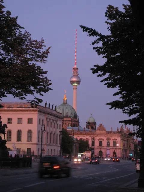 Der „Lange Alex“ (Bild Mitte) st ein umgangssprachlicher Spitzname für den Berliner Fernsehturm am Alexanderplatz. Mit 368 Metern ist (war) er das höchste Bauwerk Deutschlands, ein weithin sichtbares Wahrzeichen der Stadt und bietet eine Aussichtsplattform mit Panoramabar sowie das Drehrestaurant „Sphere“ in über 200 Metern Höhe. | Foto: Dr. Alexander Hölzle