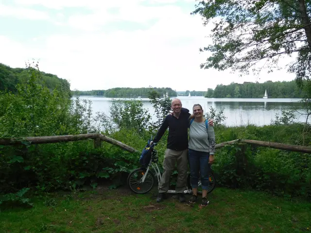 Astrid und Andreas mit Tretroller an der Sechs-Seen-Platte | Foto: Astrid Günther