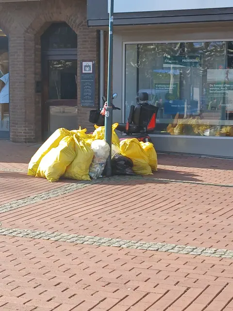 Berliner-Tor-Platz, Innenstadt (Abfuhrbezirk 7) Hier wurde wohl, der wegen des Feiertags (Karfreitag) vorverlegte Abfuhrtag verpasst.
Sachstand: 01.04.2026, 10:20 Uhr
Der offizielle Abfuhrtermin laut Abfall- &amp; Wertstoffkalender nämlich der 31.03.2026. | Foto: Siegmund Walter, 01.04.2026, 10:20 Uhr