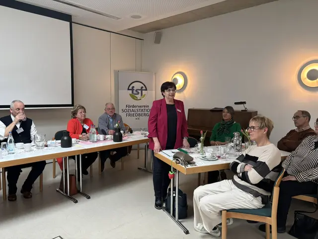 Die Geschäftsführung der Sozialstation Augsburg Hochzoll Friedberg und Umgebung, Melita Resler, dankt dem Vorstand und den Mitgliedern des Fördervereins für die Zuschüsse, ohne die die Arbeit der Sozialstation nicht auf diesem Niveau möglich wäre