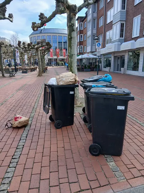 Sachstand Karfreitag, 03.04.2026. Berliner-Tor-Platz, Wesel. (Abfuhrbezirk 10) Restmülltonnen und auf den Boden liegender Müll aus Restmülltonnen.
(Der Deckel von Mülltonnen sollte grundsätzlich  geschlossen sein)
Offizieller Abfuhrtermin laut Abfall- &amp; Wertstoffkalender: 02.04.2026. | Foto: Siegmund Walter, 03.04.2026, 13:00 Uhr