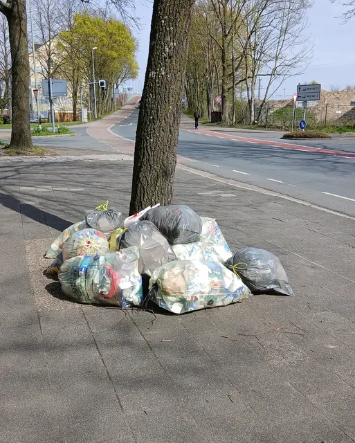 Sachstand Karfreitag 03.04.2026. Gelbe Tüten an der Isselstraße in Wesel. (Abfuhrbezirk 17)
Offizieller Abfuhrtermin laut Abfall- und Wertstoffkalender: 30.03.2026 | Foto: Siegmund Walter, 03.04.2026, 13:23 Uhr