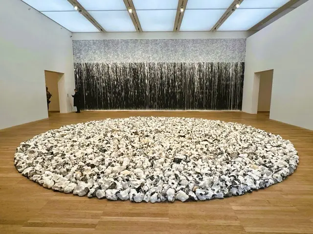 ARTIST ROOMS: Richard Long  
Installation aus hunderten Feuersteinen (Fintstones), dahinter ein Wandgemälde aus Schlamm oder ähnlichem Material als "Verbindung zwischen Mench, Natur und Wahrnehmung in der Landschaft", wie Long dazu erklärt | Foto: Andreas Ingramm KKRR