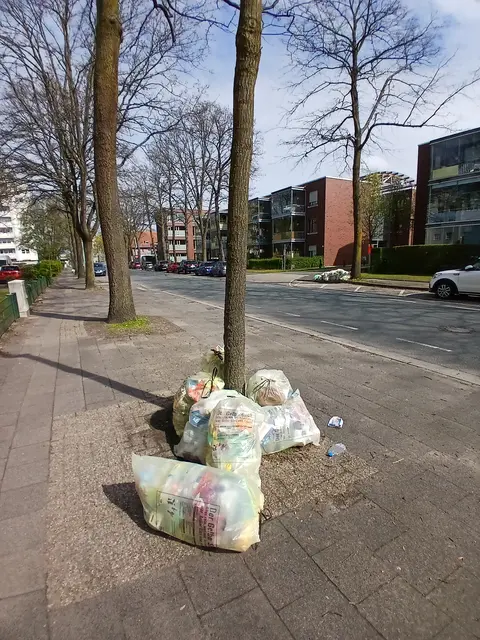 Sachstand Karfreitag 03.04.2026. Gelbe Tüten an der Isselstraße in Wesel. (Abfuhrbezirk 17)
Offizieller Abfuhrtermin laut Abfall- und Wertstoffkalender: 30.03.2026
 | Foto: Siegmund Walter, 03.04.2026, 13:21 Uhr