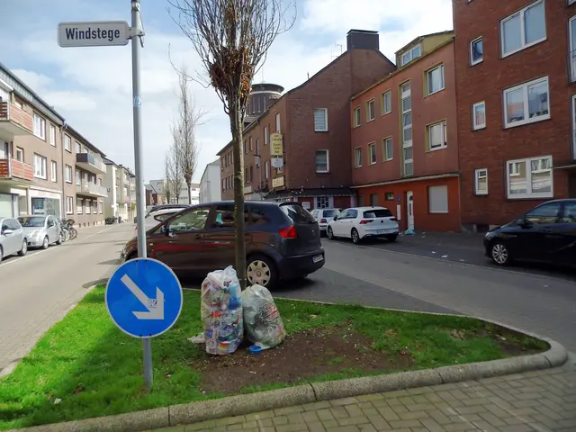 Sachstand Karfreitag 03.04.2026. Gelbe Tüten auf begrünte Verkehrsinsel Brandstraße/Windstege, Innenstadt Wesel (Abfuhrbezirk 7)
Offizieller Abfuhrtermin laut Abfall- und Wertkalender: 15.04.2026 | Foto: Siegmund Walter, 03.04.2026, 12:50 Uhr