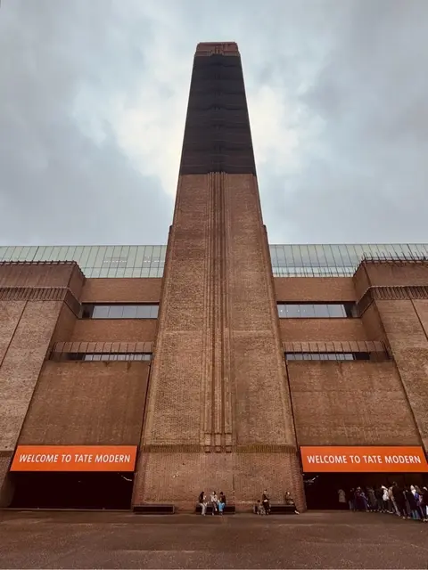 Imposant im Herzen von London:  das ehemaige Heizwerk mit der TATE MODERN - a must see für jeden Kunstfan | Foto: Andreas Ingramm KKRR