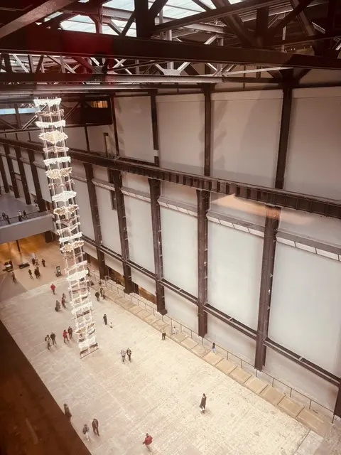 "Goavve-Geabbil" von Máret Ánne Sara (nordsamische Künstlerin) in der ehemaigen Tubinenhalle ider Tate Modern in London.

Die Installation ist aus Rentierhäuten, Schädeln, Sehnen, Birkenholz und elektrischen Kabeln und befast sich kritisch mit dem Umgang mit Energieressoucen | Foto: Andreas Ingramm KKRR