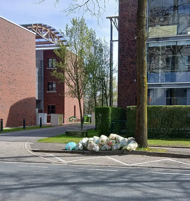 Sachstand Karfreitag 03.04.2026. Gelbe Tüten an der Isselstraße in Wesel. (Abfuhrbezirk 17)
Offizieller Abfuhrtermin laut Abfall- und Wertstoffkalender: 30.03.2026 | Foto: Siegmund Walter, 03.04.2026, 13:21 Uhr