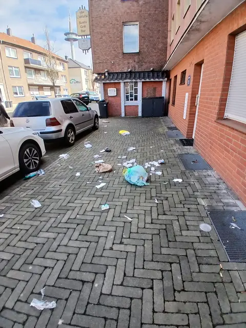Sachstand Karfreitag 03.04.2026. Abfallmüll aus dem sogenannten "Gelber Sack" auf Gehweg an der Brandstraße in der Innenstadt Wesel.
Hier handelt es sich zwar um einen hellblauen Sack der sich aus irgendwelchen Gründen verselbstständigt hat.
Andersfarbige Plastiktüten werden oft für die Entsorgung von Plastikmüll verwendet, obwohl es nicht erlaubt ist. | Foto: Siegmund Walter, 03.04.2026, 12:51 Uhr