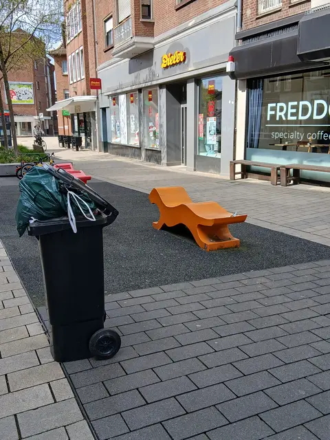 Sachstand Karfreitag 03.04.2026. Einkaufsstraße Innenstadt, Brückstraße, Wesel. (Abfuhrbezirk 10)
Weit überfüllte Restmülltonne mit offen stehenden Deckel. ( Der Deckel der Mülltonne sollte grundsätzlich geschlossen sein)
Offizieller Abfuhrtermin laut Abfall- &amp; Wertstoffkalender: 02.04.2026. | Foto: Siegmund Walter, 03.04.2026, 12:39 Uhr