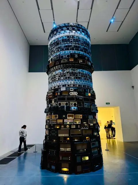 "Bankside zu Babel" von Cildo Meireles (*1948 in Rio de Janeiro)  - die Radios sind in Funktion
Meirekes war auch bereits zwei mal auf der documenta Kassel vertreten (1992 und 2002) | Foto: Anna Magganiks KKRR