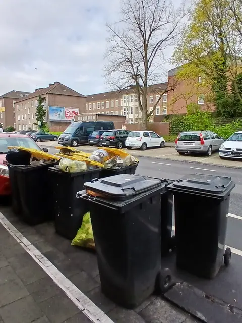 Sachstand: Karsamstag 04.04.2026. Innenstadt Wesel, Friedrichstraße (Abfuhrbezirk 10) Gelbe Tonnen und Restmülltonnen auf Parkstreifen. Mehrere Tonnen überfüllt, mit weit offen stehenden Deckel, obwohl der Deckel grundsätzlich geschlossen sein sollte!
Geplanter Abfuhrtermin graue Tonne (Restmülltonne): 02.04. + Sa.11.04.26
Geplanter Abfuhrtermin gelbe Tonne: (Plastikmüll): 02.04.2026
 | Foto: Siegmund Walter, 04.04.2026, 10:25 Uhr