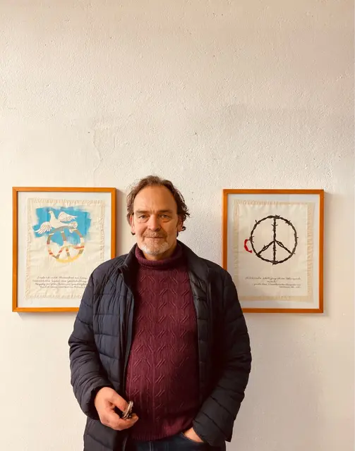 Paul Rainer Heicappell vor seiner Werkreihe "PEACE" | Foto: Andreas Ingramm, AIRL-Lab KKRR