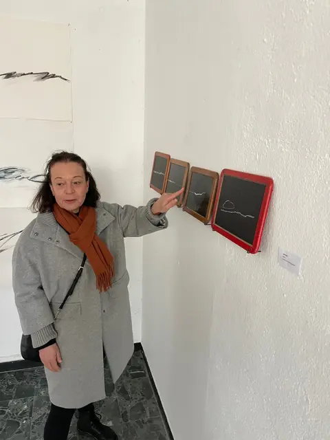 Ute Huck zeigt auf ihre Tagebuch-Notizen auf alten Schultafeln. | Foto: Andreas Ingramm, AIRL-Lab KKRR