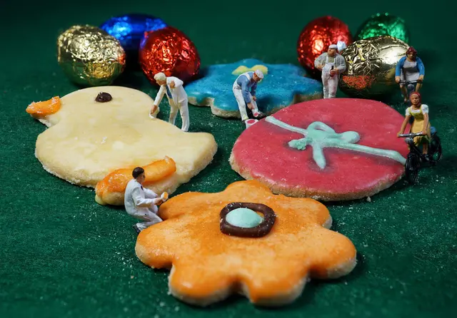 Die Minis (H0-Figuren) treffen die letzten Vorbereitungen für Ostern.