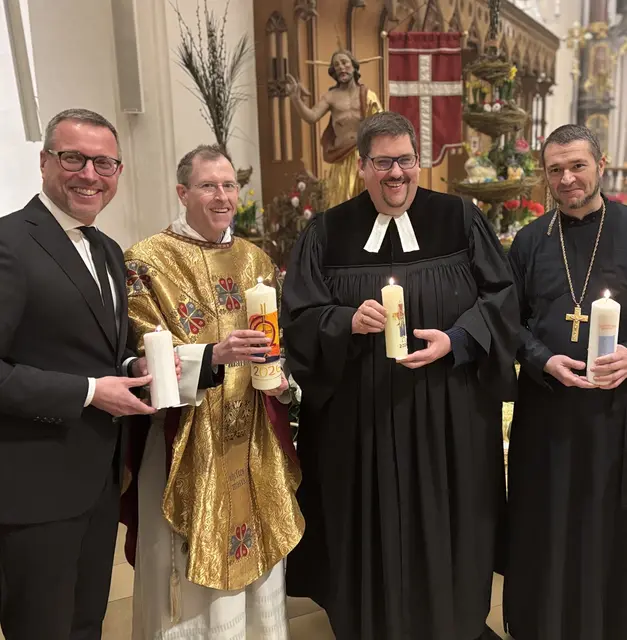 Markus Mann, Herbert Gugler, Harald Pfeffer und Konstantyn Kalaschnykov tauschten Osterkerzen aus