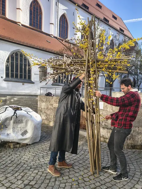 Entwicklungs-Schritte für die Oster-Aktion im Jahr 2026: am Ostersonntag in der Landsberger Ludwigstraße am Brunnen | Foto: Archiv des Vereins „TagundnachtLL e. V.“