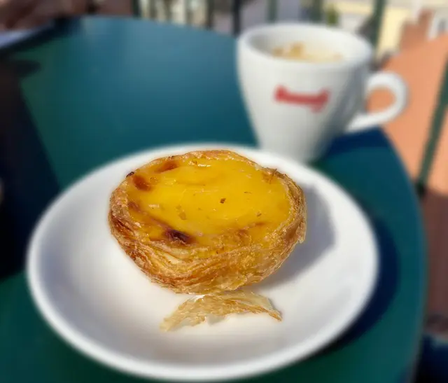 Lissabon: Das kleine "Törtchen" Pasta del Nata. Mit einem Kaffee dazu, einfach köstlich.