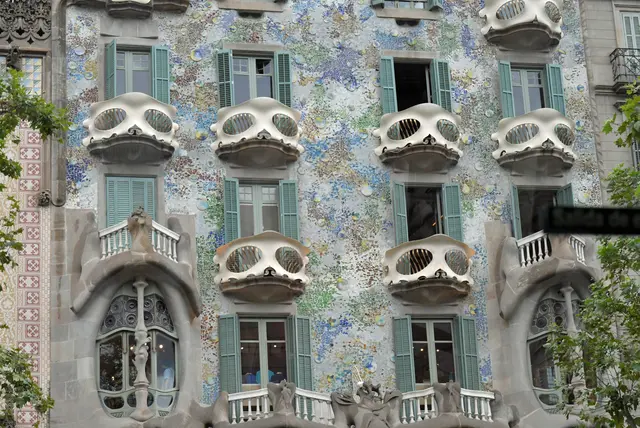 Barcelona: Haus von Gaudi, die berühmte Casa Batló; Balkone wie Masken, Fassade mit farbenfrohen Mosaiken aus Keramikscherben