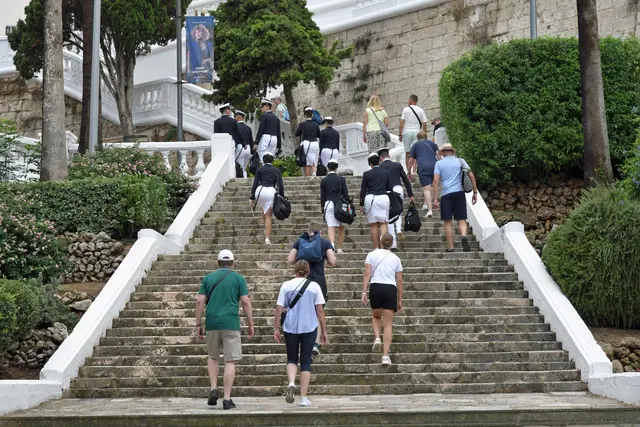 Mahon auf Menorca: Treppen führen vom Hafen in die Altstadt (ein Militär-Schulschiff lag im Hafen)