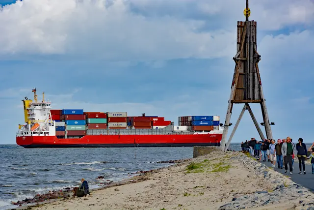 Cuxhaven Kugelbarke und Schiffe gucken.