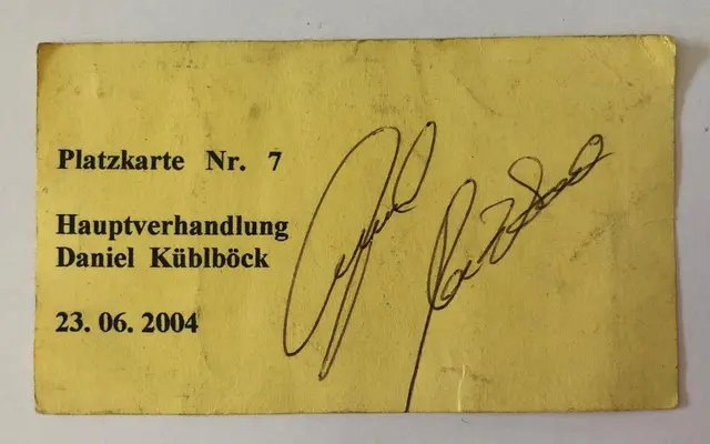 Platzkarte Nr. 7 Hauptverhandlung gegen Daniel Küblböck vor dem Jugendgericht Eggenfelden am 23. Juni 2004. | Foto: Alexander Hauk