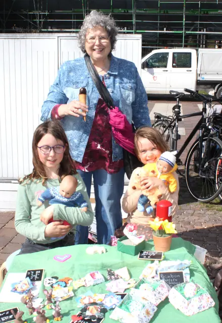 Auf dem Flohmarkt boten junge Teilnehmer ein umfangreiches Angebot an Spielzeug und Büchern an.
 | Foto: Peter Heider