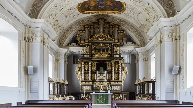 Schloß Ricklingen, ein Stadtteil von Garbsen, bietet mit seiner barocken Kirche aus dem 17. Jahrhundert ein sehenswertes Ausflugsziel.
