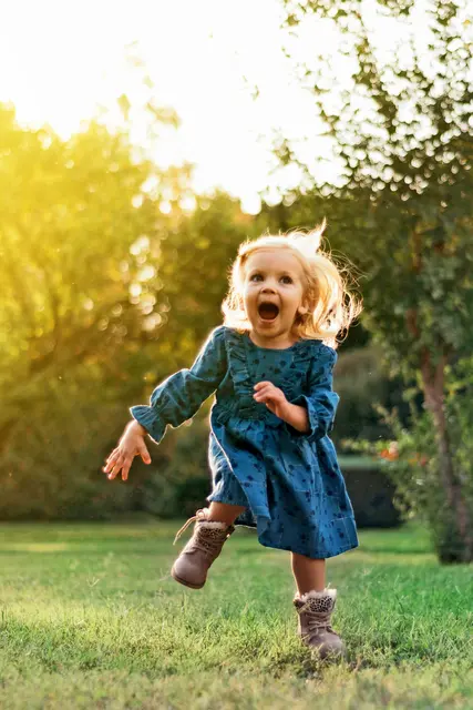 Nur mit Sonnenlicht und gesunder Ernährung können Kleinkinder ihren Bedarf an manchen Nährstoffen meist nicht decken. | Foto: djd-k/Homöopathisches Laboratorium/Getty Images/Hammarby Studios