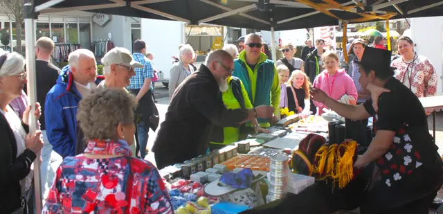  Die Vorführungen von Haushaltsgeräten fanden großen Anklang bei den Jahrmarktbesuchern.
 | Foto: Peter Heider