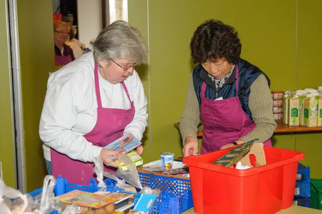 Marielies Philipp und Sunja Hense begutachten die Lebensmittel. | Foto: Wolfgang Kowarschick