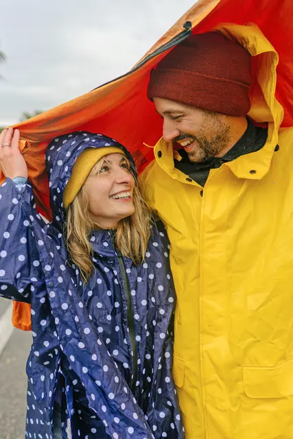Ein plötzlicher Regenschauer? Starke Abwehrkräfte und die richtige Kleidung schützen auch bei wechselhaftem Wetter vor Infekten. | Foto: djd-k/Padma/Getty Images/Aleksandar Nakic
