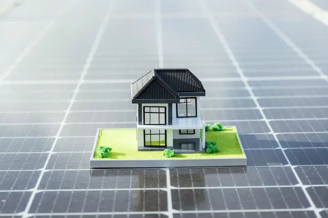 Die Fassaden dämmen, die Heizung tauschen, in Photovoltaik investieren: Mit zahlreichen Maßnahmen lässt sich das Eigenheim energetisch fit für die Zukunft machen. | Foto: djd-k/toom.de/Getty Images/Nitat Termmee