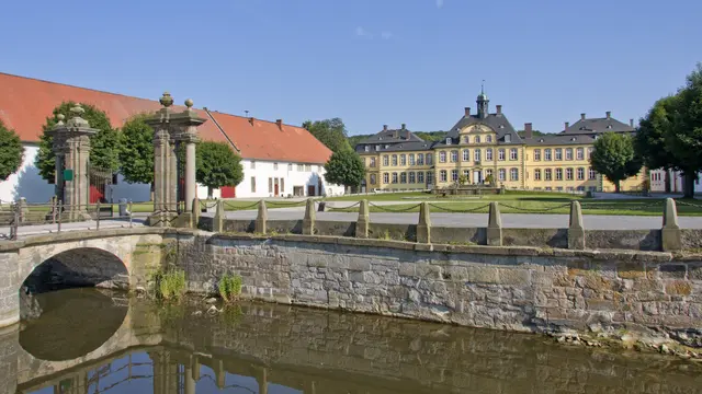Barockschloss Söder 
Das Barockschloss Söder befindet sich in Privatbesitz und ist für Besucher nicht zu betreten. Aber auch von außen beeindruckt die schöne von Wasser umgebene Anlage.
