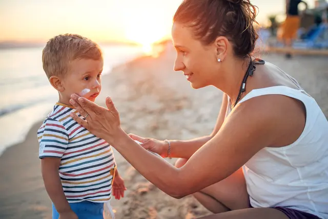 Da Kinder richtigerweise meist mit Sonnencreme vor UV-Schäden geschützt werden, kann sich in ihrer Haut oft nicht genügend Vitamin D bilden. | Foto: djd-k/Homöopathisches Laboratorium/Getty Images/South_agency