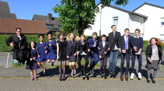 Bodenständigkeit, Herzblut, Leidenschaft und Engagement, kleine Schritte, aber auch „große Sprünge“, wie hier auf einem Foto mit Konfirmandinnen und Konfirmanden, gehörten zum Wirken von Pfarrer Bodo Kaiser (l.).
Foto: Versöhnungsgemeinde
