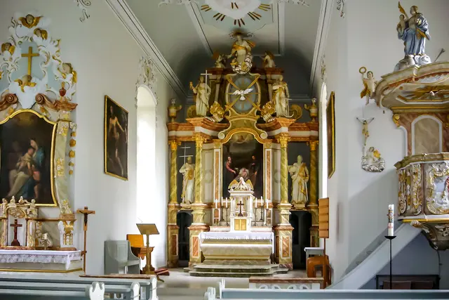 Kirche St. Peter und Paul in Ahrbergen.
Der Bau der katholische Kirche St. Peter und Paul geht auf das Jahr 1208 zurück.
 