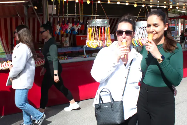 Bei frühlingshaften Temperaturen ließen sich diese beiden gut gelaunten Marktbummlerinnen ein Eis schmecken. | Foto: Peter Heider