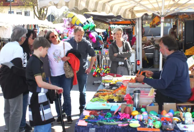 Geschenkartikel für alle feierlichen Anlässe waren ein Renner auf dem Meitinger Jahrmarkt. | Foto: Peter Heider